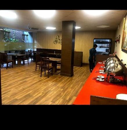 Aval International Hotel Gurgáon Kültér fotó