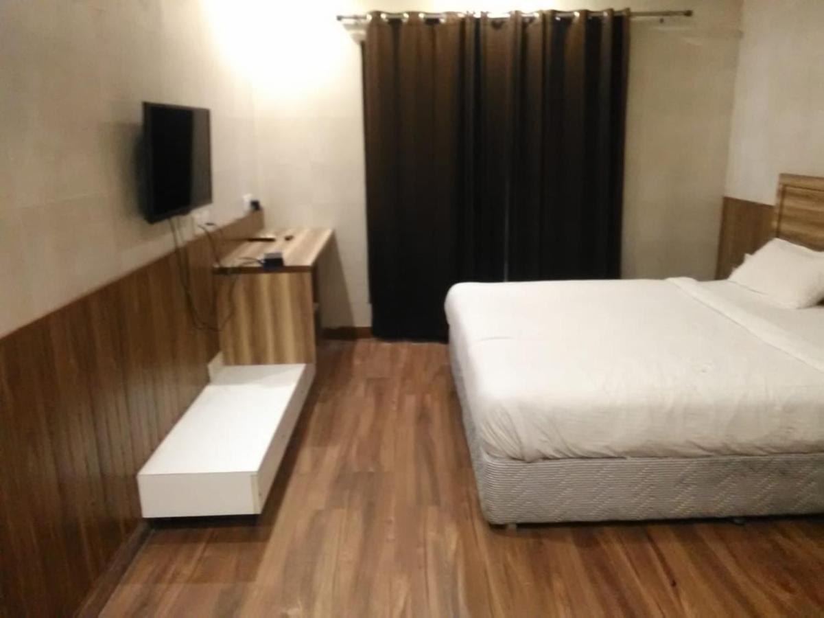 Aval International Hotel Gurgáon Kültér fotó